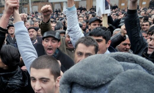 Строение милиции в одном из районов Еревана захвачено вооруженными людьми
