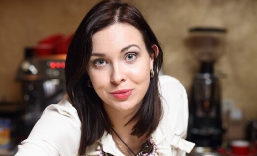 Foto: Jeļena Ušakova rosās aiz kafejnīcas letes - DELFI