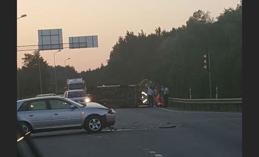 ФОТО: В Саласпилсском крае в аварию попала бригада медиков, есть пострадавшие