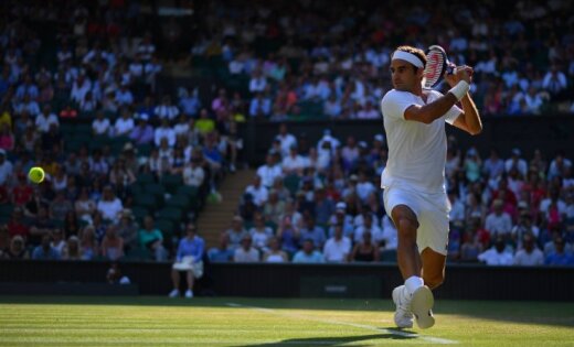   Federer reaches the fourth round of the Wimbledon tennis tournament 