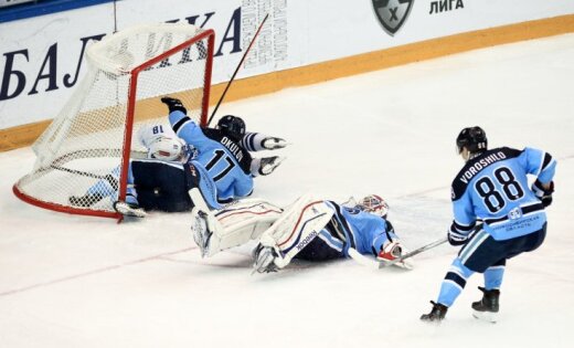 Sibir s Artyom Voroshilo goalie Alexander Salak and playr Konstantin Okulov