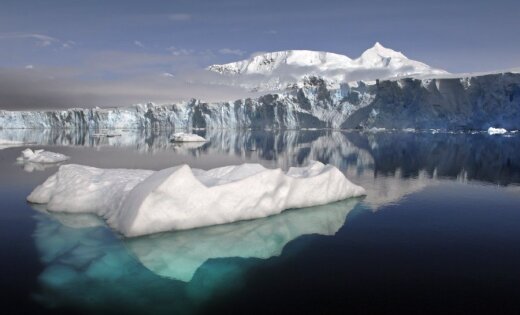 Ученые: В Антарктиде появилось 8000 новых озер, угрожающих нашей безопасности