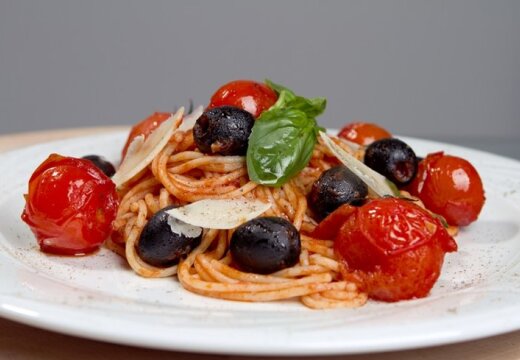 Рецепт от Жени Гаврилова: спагетти с томатами и маслинами