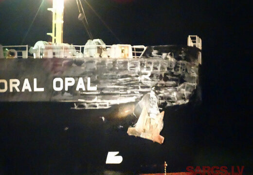 В Ирбенском проливе столкнулись два грузовых судна (17.10)