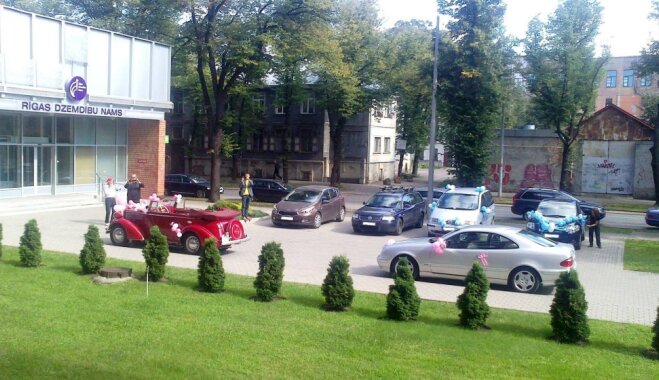 Foto: KÄ no DzemdÄ«bu nama mÄjÄs brauc mazie prinÄi un princeses