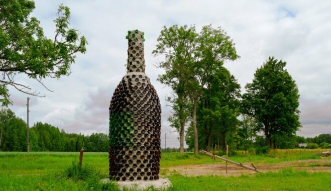 Unikālais Pudeļu dārzs Gulbenes pusē, kas priecē ar neparastiem vides objektiem