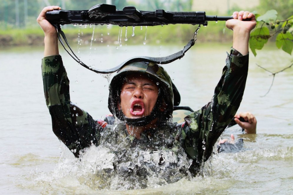 Китайский солдат: в огне не горит, в воде не тонет... да и вообще — парень хоть куда!