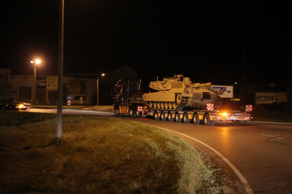 Под покровом ночи в Латвию впервые прибыли американские танки Abrams и БМП Bradley