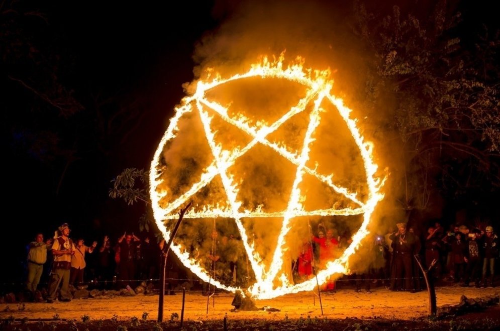 Unikāli kadri: fotogrāfs iemūžina īstu Sātana pielūgšanas rituālu