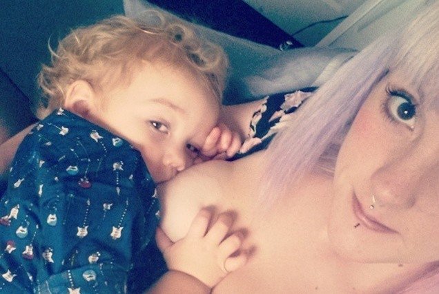 Selfijs kļuvis par brelfiju: foto ar sievietēm, kas baro ar krūti