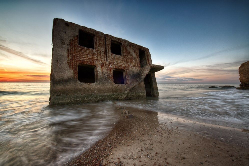 Впечатляющие кадры: из моря вышли развалины форта лиепайской Каросты