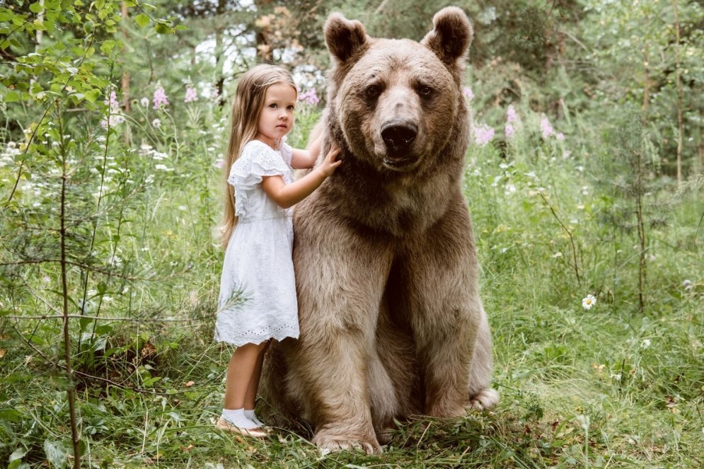 Фото девочка с медведем