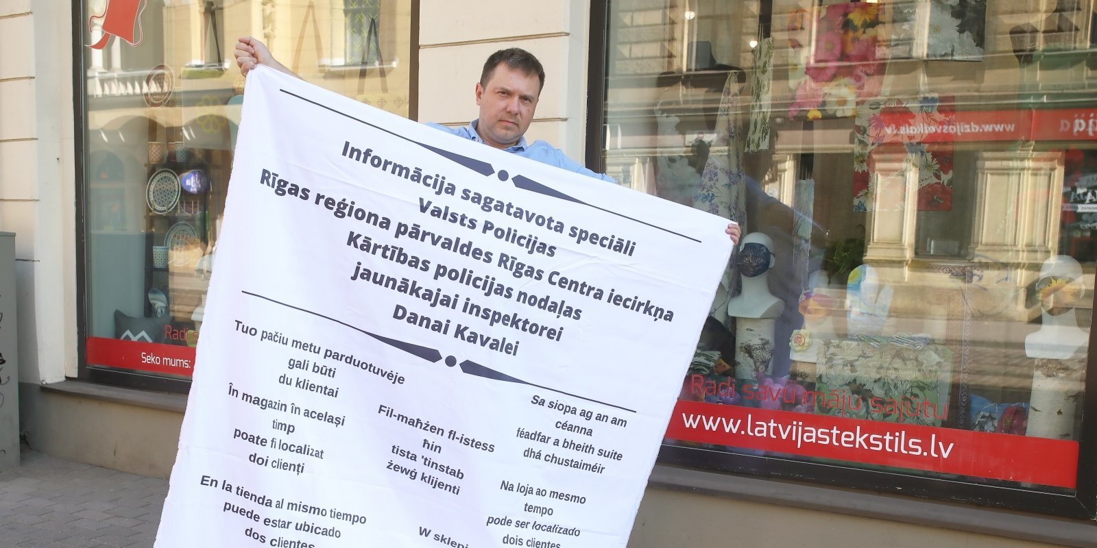 'Latvijas Tekstils' protesta performance pret policijas uzlikto sodu un masku biznesa slavas gājiens