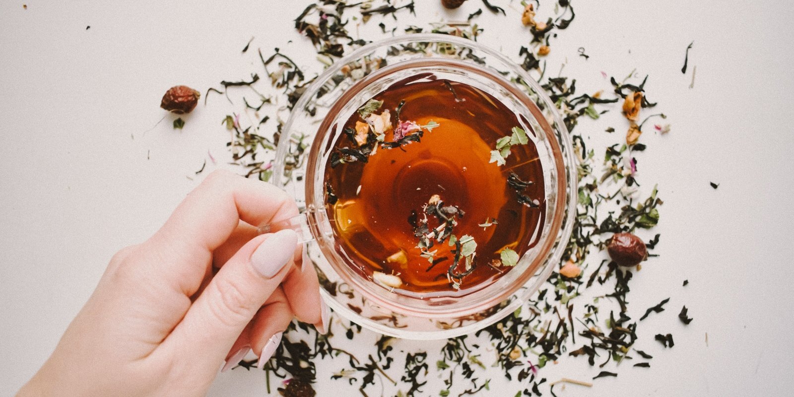 Izber tējas maisiņa saturu uz galda un ieraugi, ko patiesībā dzer katru dienu