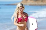 Foto: Pa Malibu pludmali jož draiska Pamelas Andersones līdziniece