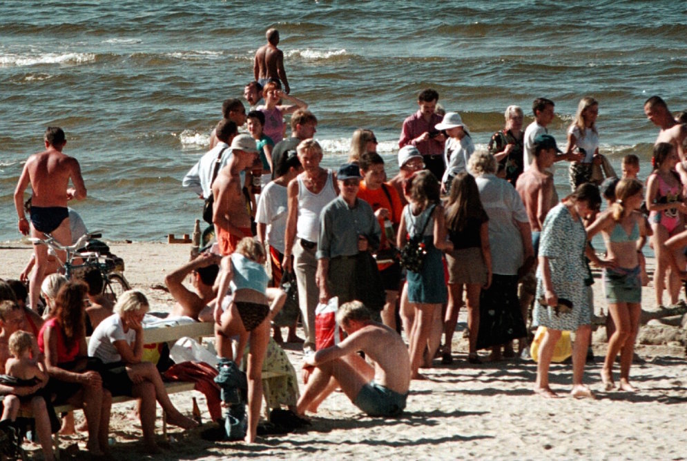 Братки, модные купальники, любовные утехи: как выглядели латвийские пляжи в 90-х