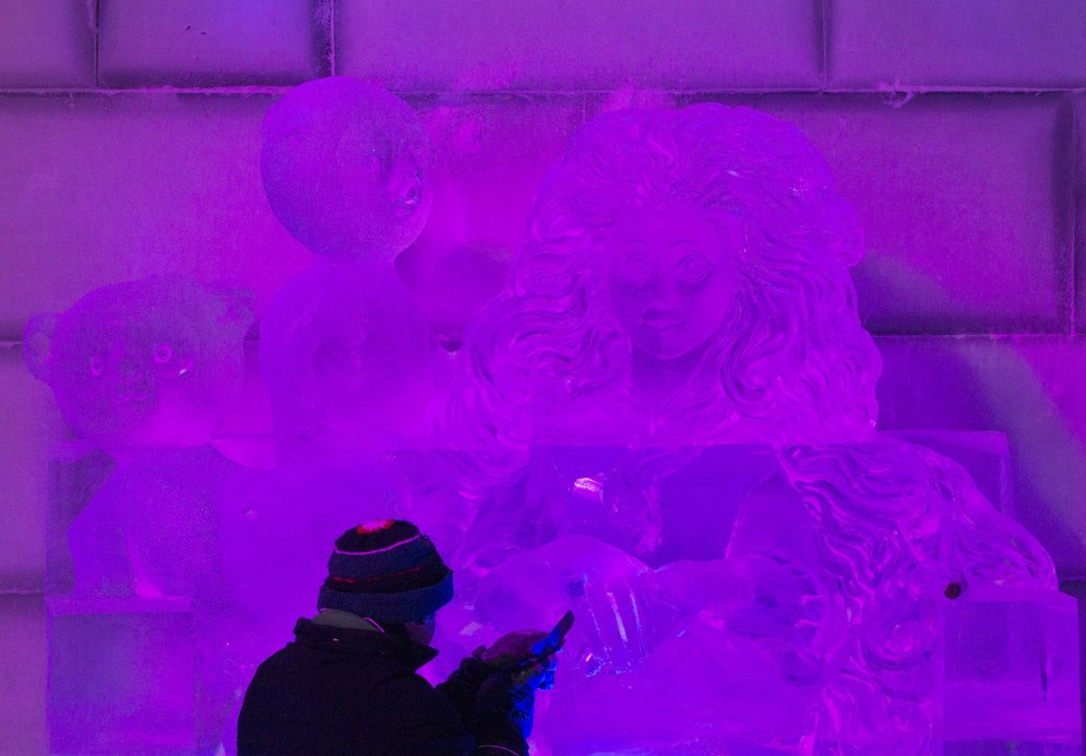Ledus skulptori gatavojas iespaidīgās 'Disneja' izstādes atklāšanai