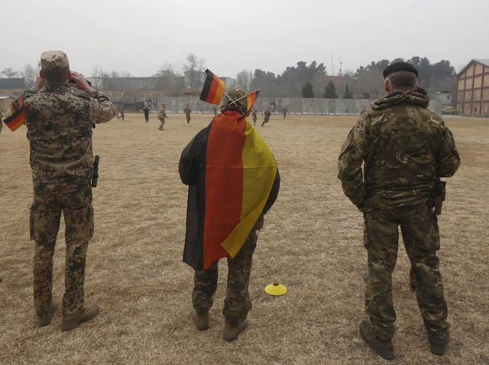Britu un vācu karavīri Afganistānā izspēlē vēsturisko Ziemassvētku pamiera futbola maču