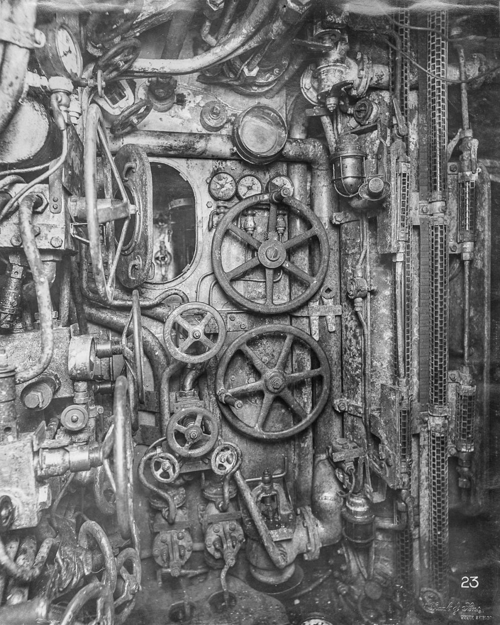 Уникальные фото жутких интерьеров затонувшей подлодки Первой мировой