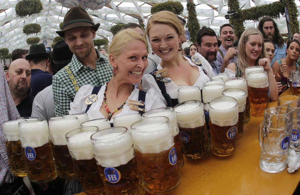 'Oktoberfest' supersievietes - alus kausu pavēlnieces