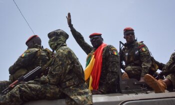 Militāristu solījums glābt valsti: kas slēpjas aiz apvērsuma Gvinejā