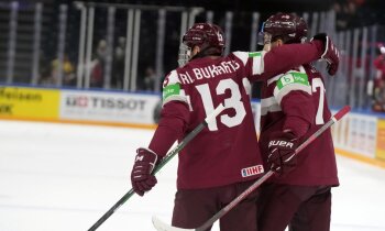 Latvijas hokejistus no fiasko pret Lielbritāniju izglābj vairākumu realizācija