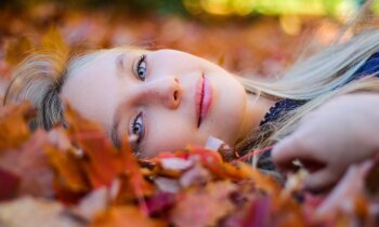 Oktobra skaistums – smalkai meitenei piemīt kāds noslēpums