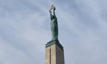 Faktu pārbaude: Padomju vara Brīvības pieminekli nojaukt nesaņēmās, taču iznīcināja desmitiem citu
