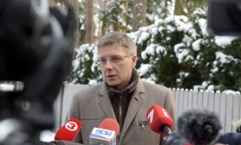 Video: KNAB veic kratīšanu pie Rīgas mēra Ušakova; mērs atkāpties nedomā (plkst. 16.34)