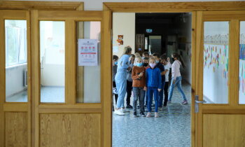 Кто будет учить детей после 15 ноября? Латвия открывает школы, но непривитых педагогов туда не пустят