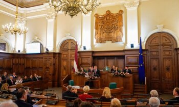 Saeima pieņem paziņojumu par Krievijas noziegumiem Ukrainā; 'Stabilitātei!' balso 'pret'