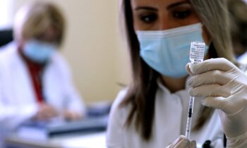 Valdībā plašas diskusijas par Covid-19 vakcīnas trešo devu