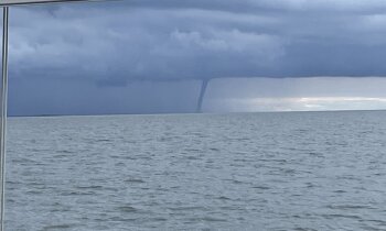 FOTO: Latvijas jahta 'Gabriel' ceļā uz regati Baltijas jūrā 'satiek' tornado