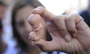 Aborta novilcināšana nenāk par labu sievietes veselībai, pārliecināts veselības ministrs