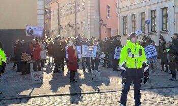 Reportāža: Protests pret jauno Civilās savienības likumprojektu pulcē ļaužu pulku
