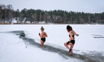 Āliņģī pēc miera un veselības: ziemas peldēšanas atkarību izraisošais fenomens