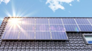 Bažas par saules paneļu neizdevīgumu – 'Sadales tīkls' skaidro, kā lietotājus ietekmēs tarifa celšana