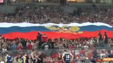 Сербские болельщики установили рекорд, растянули флаг России и пели 
