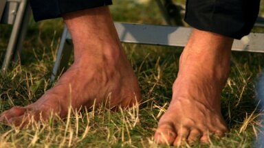 Tuvojoties vasarai, aktuāla kļūst kāju sēnītes problēma: kā sevi pasargāt un ārstēt