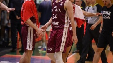 Latvijas basketbolisti Pasaules kausa kvalifikācijas pirmo kārtu noslēdz ar graujošu uzvaru