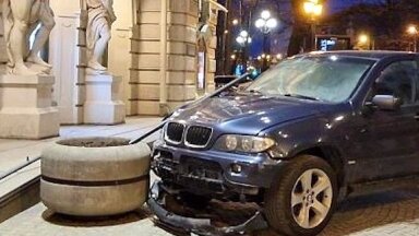 Pie Nacionālā teātra sadauzītais BMW nav reģistrēts kā negadījums