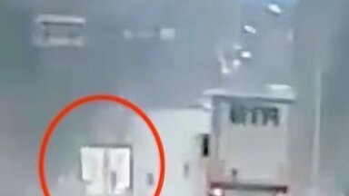 Video: Kravas auto uz A1 šosejas pārgalvīgi apdzen divus smagos auto