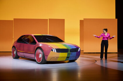 'BMW i Vision Dee' demonstrē, kā nākotnē izskatīsies 3. sērijas modelis
