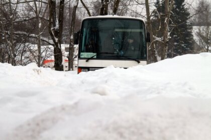 Slikti braukšanas apstākļi un šoferu trūkums – trešdien atcelti vairāk nekā 20 autobusu reisi