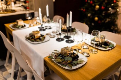 Četri praktiski padomi, kā uzklāt skaistu Ziemassvētku galdu bez lieliem tēriņiem