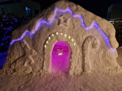 ФОТО. Мифический зверь, чайный домик и гигантский торт: Как Витис Ласис создает в собственном дворе невероятные скульптуры из снега и льда