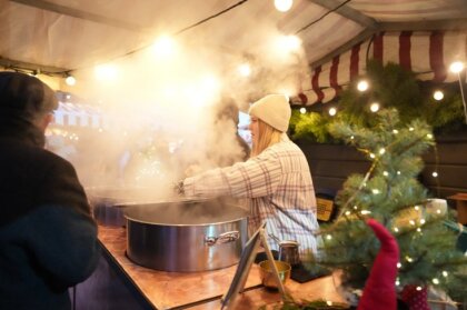 Karstvīns un piparkūkas – cilvēki ir sailgojušies pēc Ziemassvētku tirdziņu atmosfēras