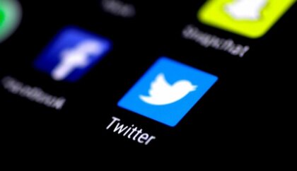 'Twitter' atliek zilās apstiprinājuma atzīmes atjaunošanu un turpina darbinieku atlaišanu