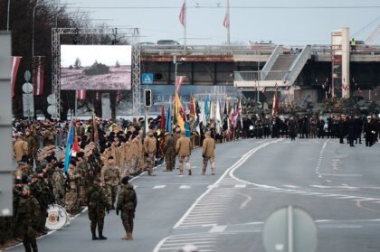 ФОТО: статные солдаты и военная техника. В Риге прошел праздничный парад