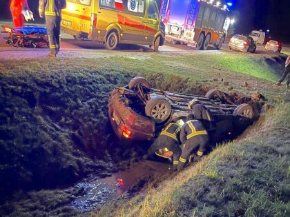 Foto: Vakarā Pampāļos automobilis grāvī piezemējis uz jumta; divi cietušie